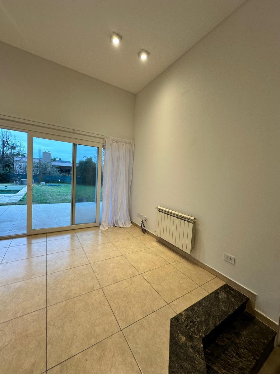 Venta - Casa 3 Dormiotorios, Piscina. Barrio Privado Cadaques (Funes Hills). 2