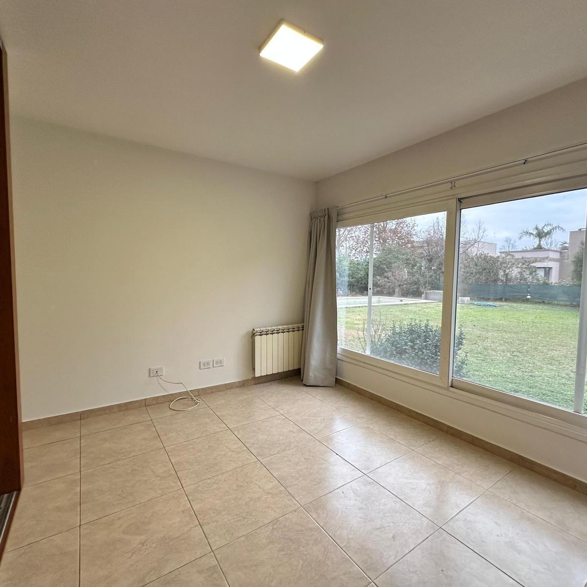 Venta - Casa 3 Dormiotorios, Piscina. Barrio Privado Cadaques (Funes Hills). 4