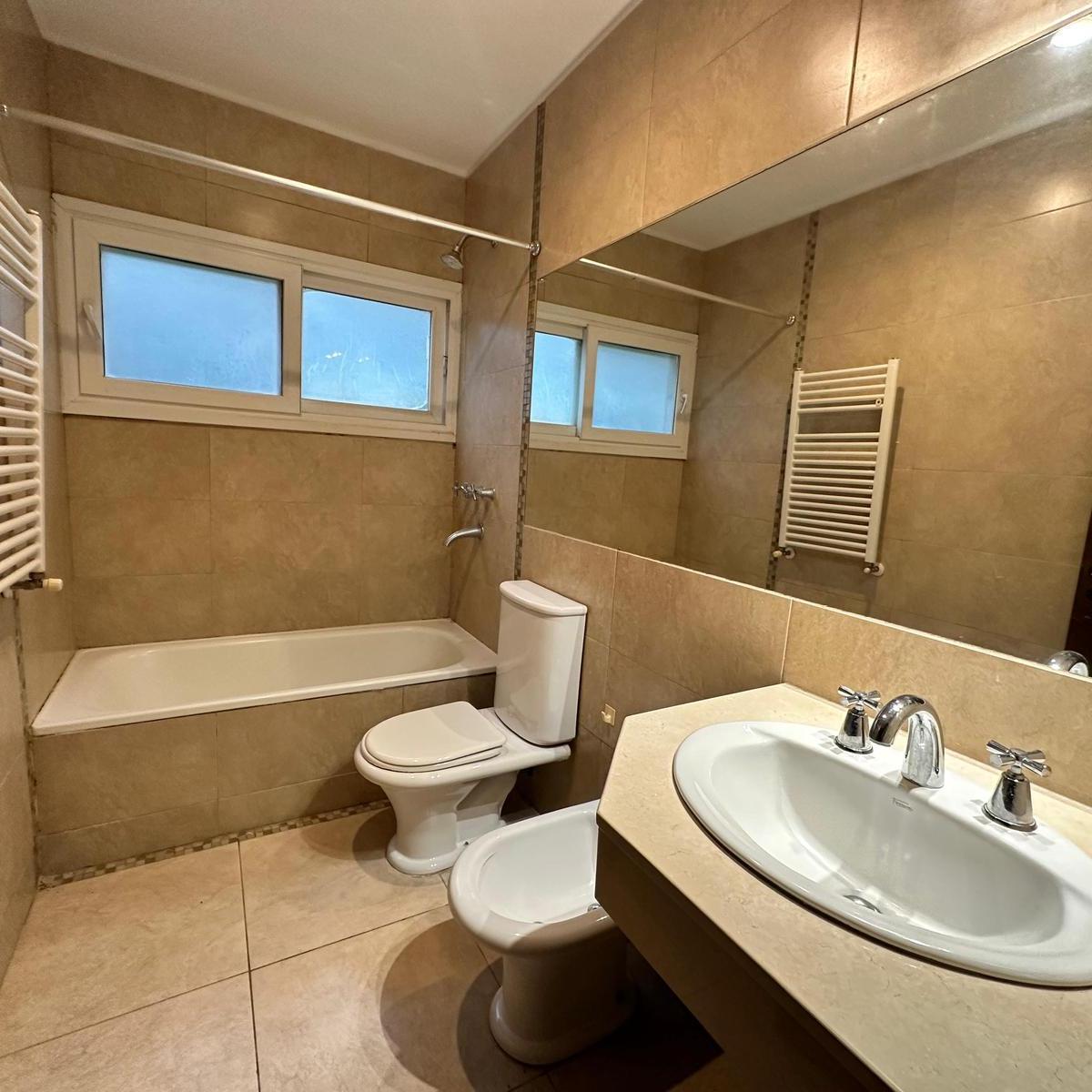 Venta - Casa 3 Dormiotorios, Piscina. Barrio Privado Cadaques (Funes Hills). 1
