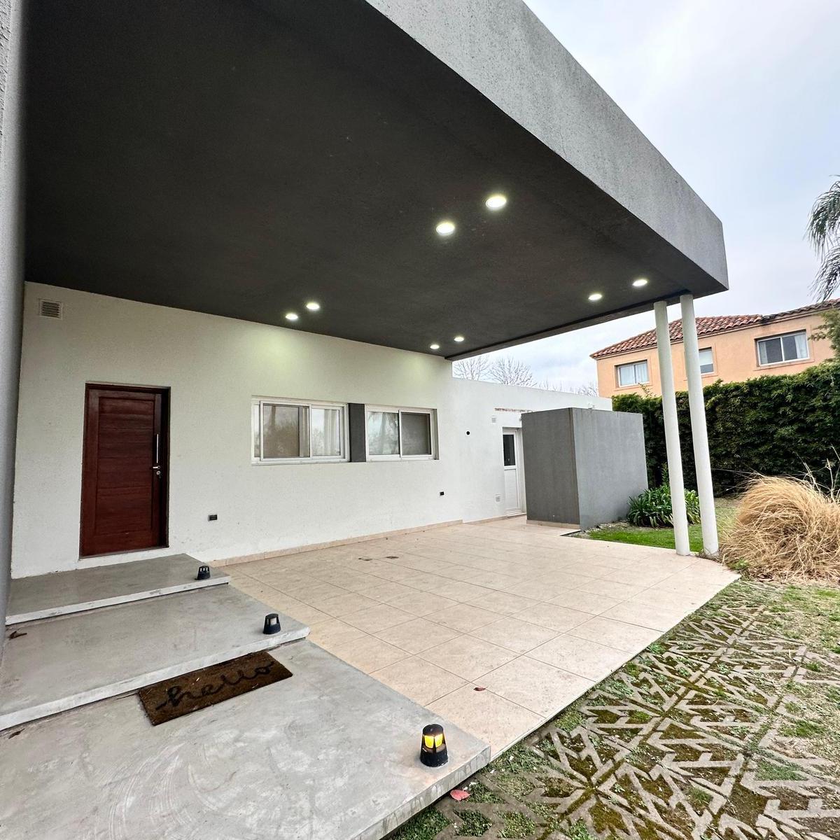 Venta - Casa 3 Dormiotorios, Piscina. Barrio Privado Cadaques (Funes Hills). 2