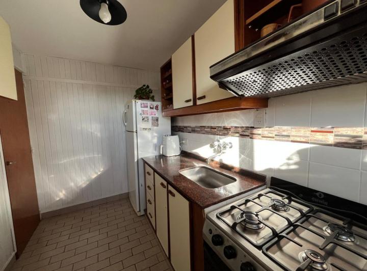 VENTA/PERMUTA -Departamento semipiso de 2 dormitorios con balcon. Republica de la Sexta, Rosario. 3