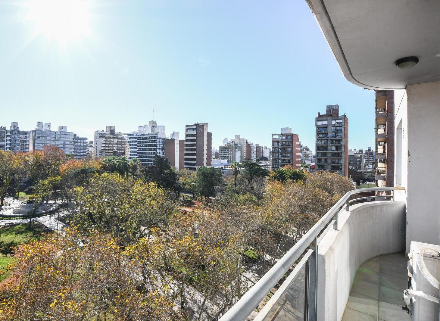VENTA. Departamento 1 dormitorio con balcon al frente y vista despejada. Abasto, Rosario