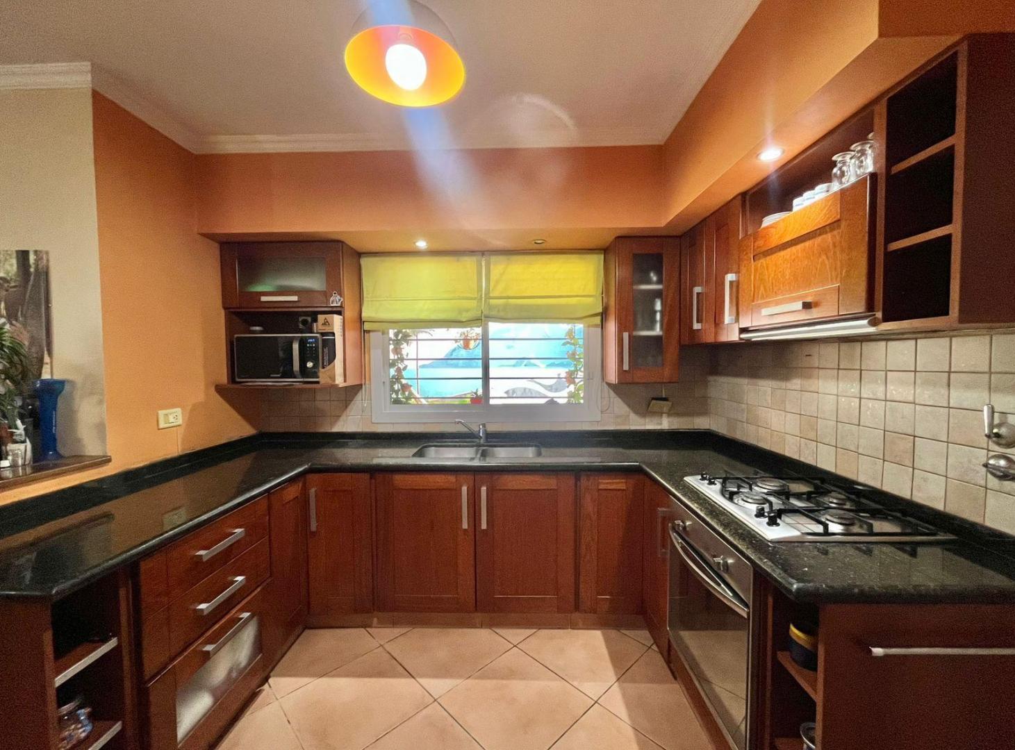 VENTA/PERMUTA - Casa de 2 dormitorios con jardín , pileta y cochera. Fisherton, Rosario.