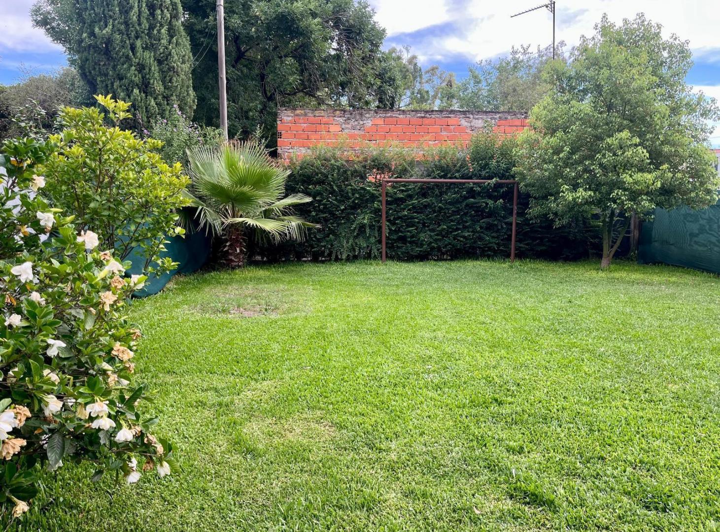 VENTA/PERMUTA - Casa de 2 dormitorios con cochera y jardin. Fisherton, Rosario.