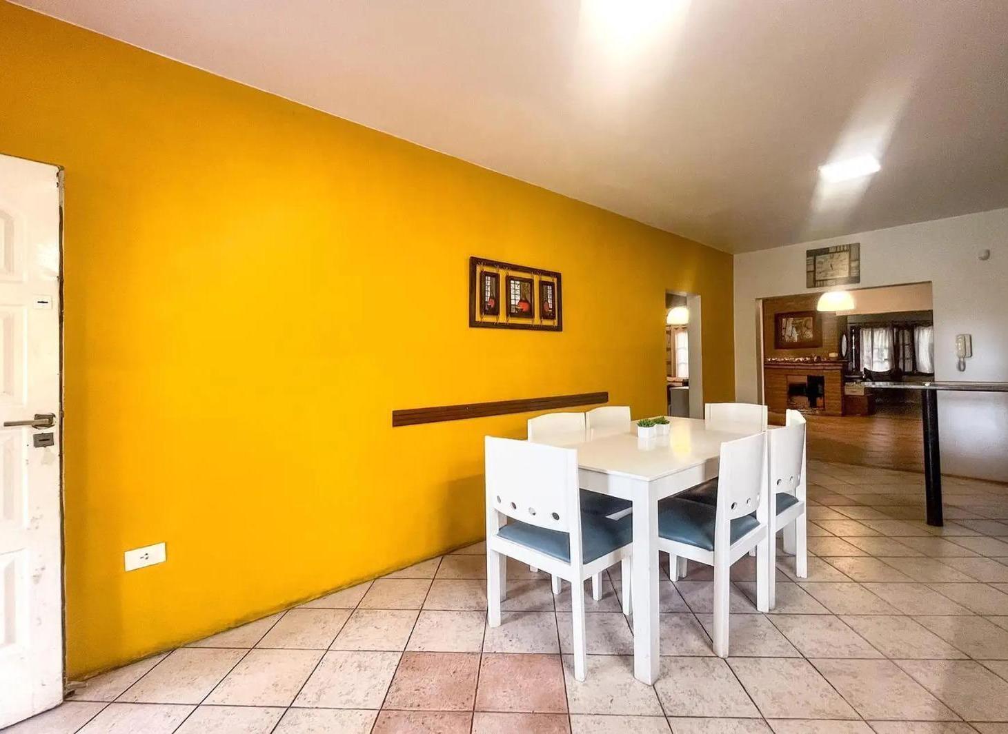 VENTA/PERMUTA - Casa de 4 Dormitorios con pileta y jardin, Fisherton, Rosario.