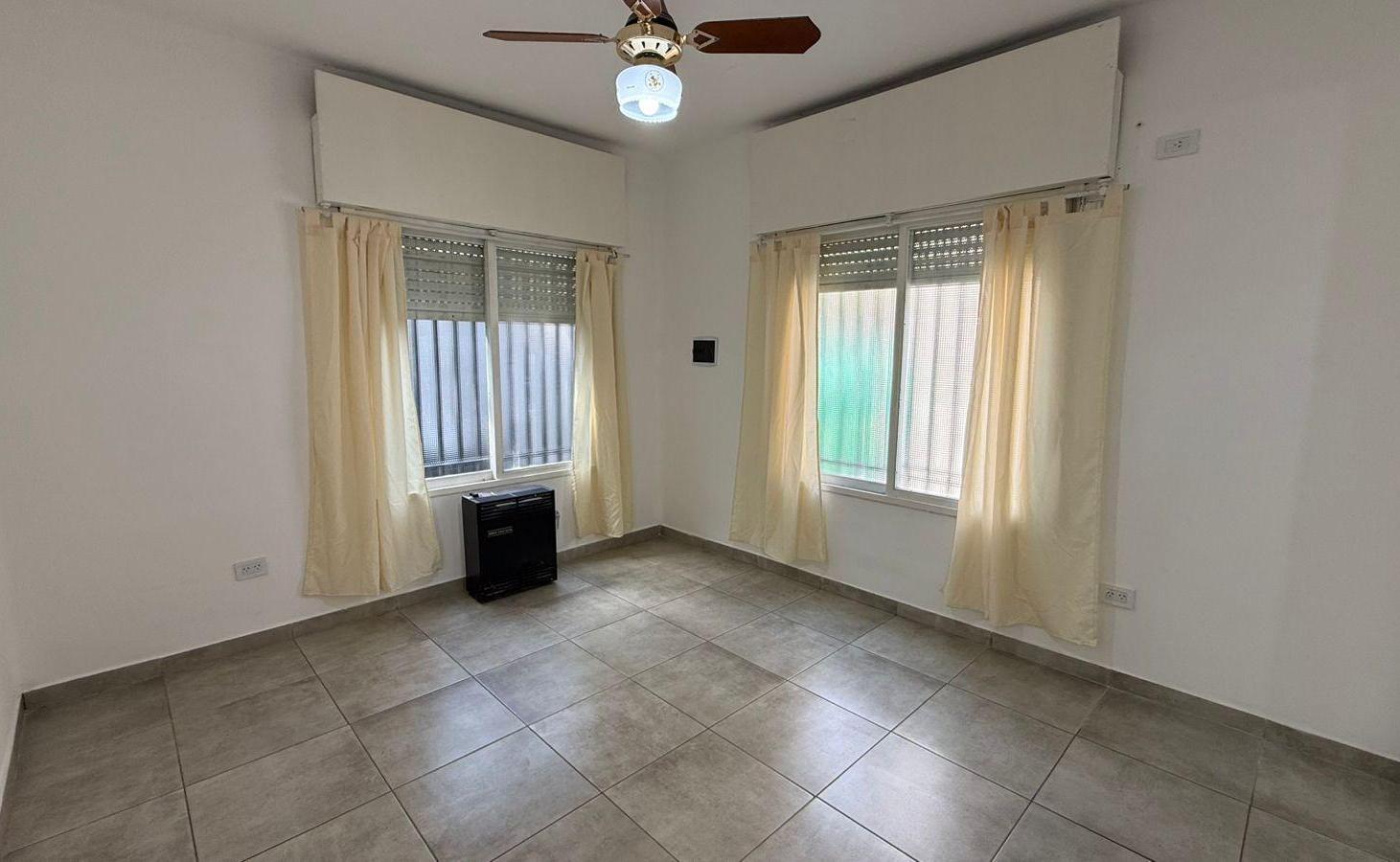 VENTA Casa 2 dormitorios + 2 monoambientes, Pascual Rosas al 700, Rosario