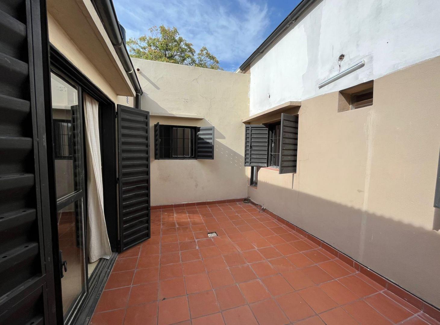 Venta - Casa de pasillo unica de 2 dormitorios con patio. Azcuenaga , Rosario.