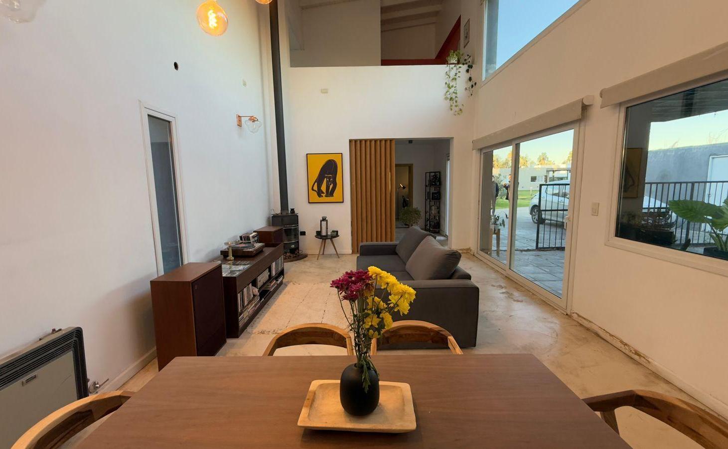 VENTA - Casa dos dormitorios a metros del lago. Puerto Roldan