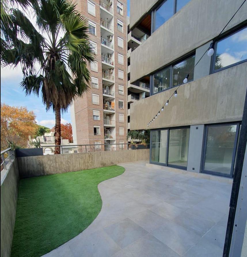 VENTA - FINANCIACIÓN. Departamento 3 dormitorios, patio exclusivo. Echesortu, Rosario