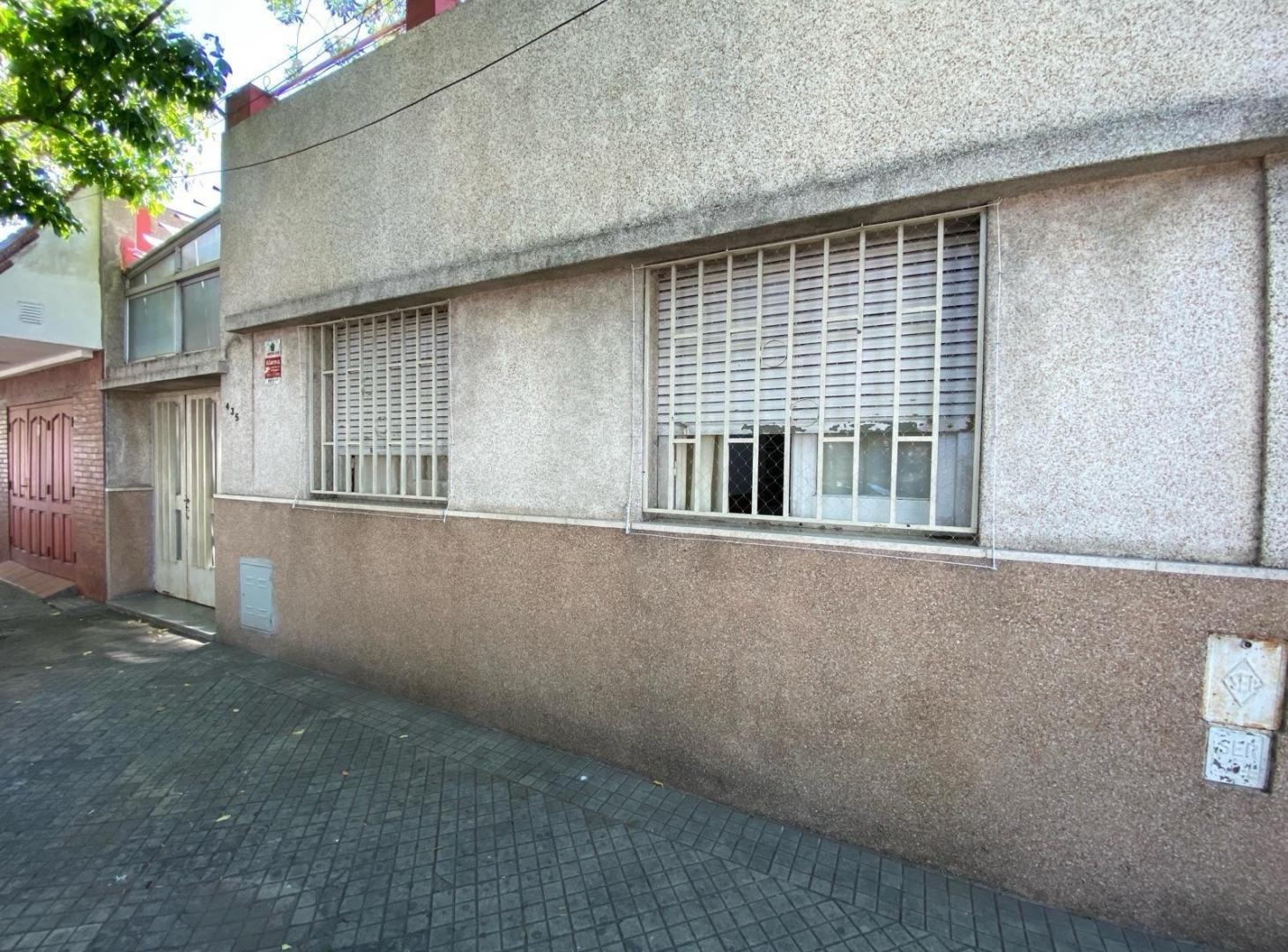 VENTA/PERMUTA - Casa 2 dormitorios con cochera y patio seco - Luis Agote, Rosario.