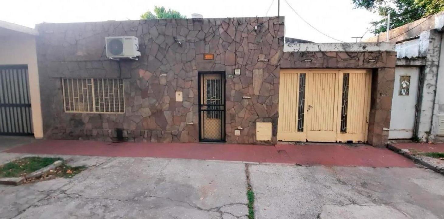 VENTA/PERMUTA - Casa 2 dormitorio con cochera. Sarmiento, Rosario.