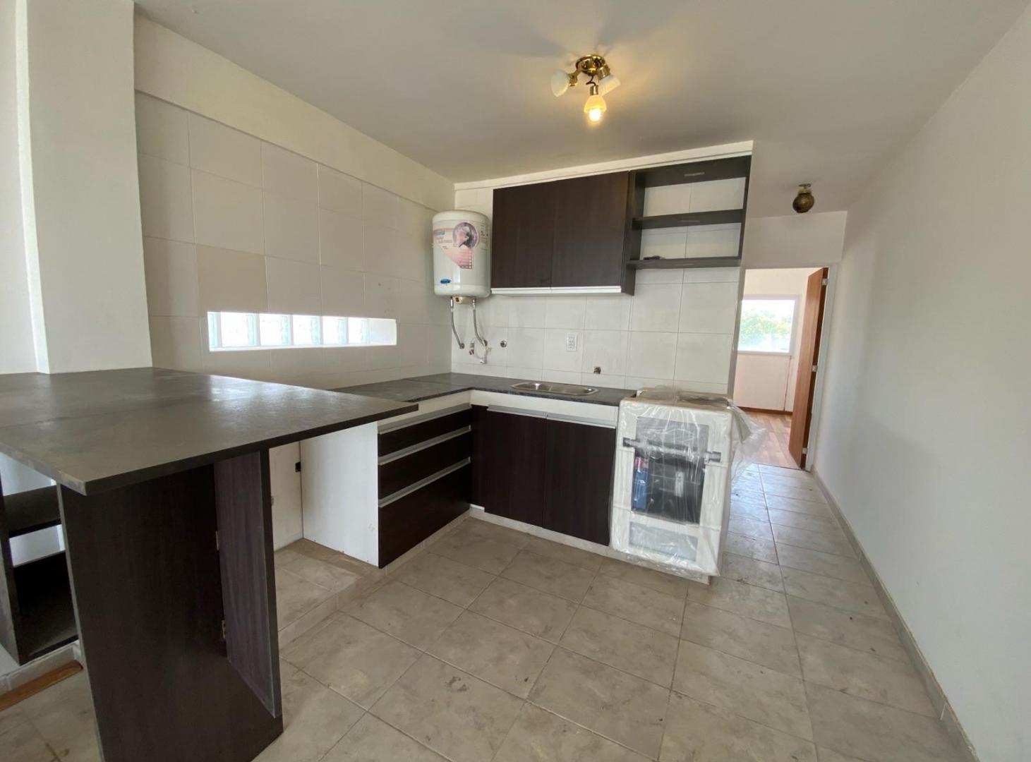 VENTA - Departamento 1 dormitorio semi piso con cochera al frente. Echesortu, Rosario.