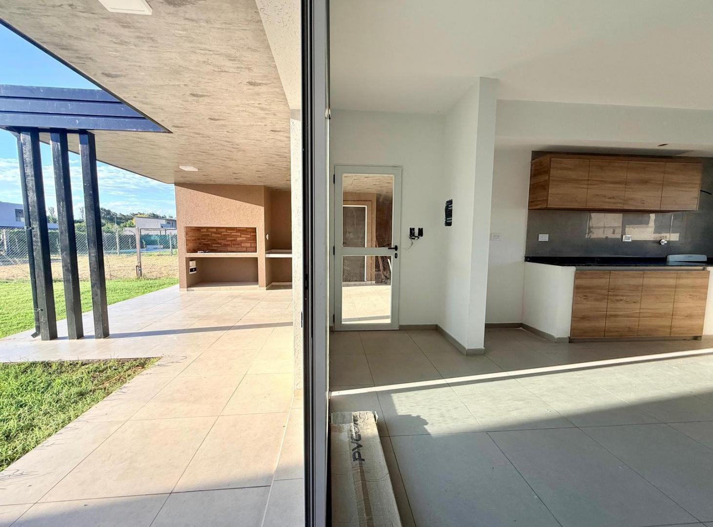 VENTA/ PERMUTA: Casa 2 domitorios, galería y jardín. Barrio Don Mateo, Funes