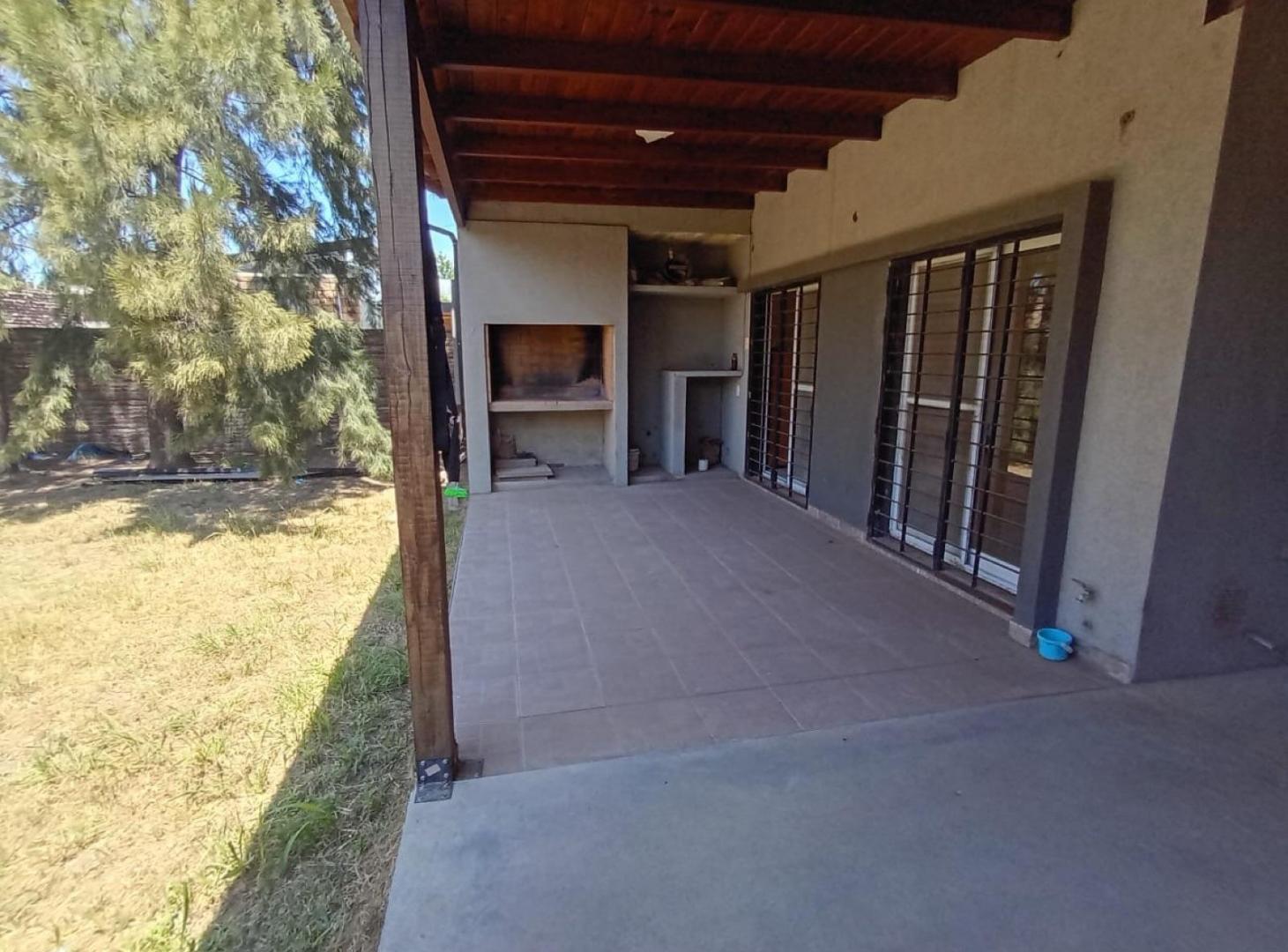Foto de VENTA Casa de 3 dormitorios, cochera, parque y pileta. Piñero, imagen 4