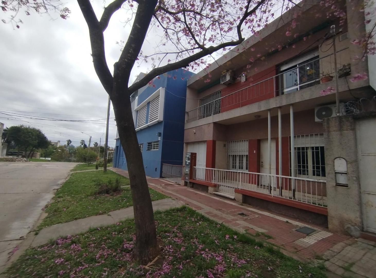 VENTA Casa 3 dormitorios con cochera, patio y pileta -  San Lorenzo - Santa Fe