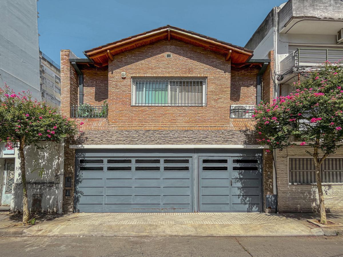 VENTA/ PERMUTA - Casa 2 Dormitorios, Comodín, Quincho y Cochera - Centro, Rosario
