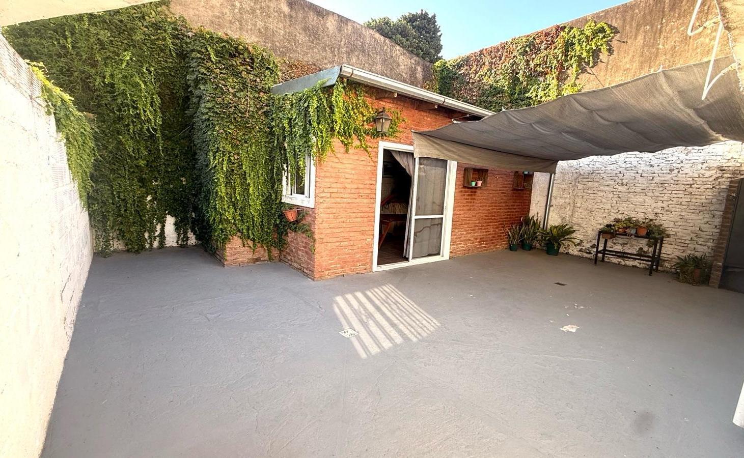 VENTA Casa interna, 3 dormitorios, patio y quincho con parrillero