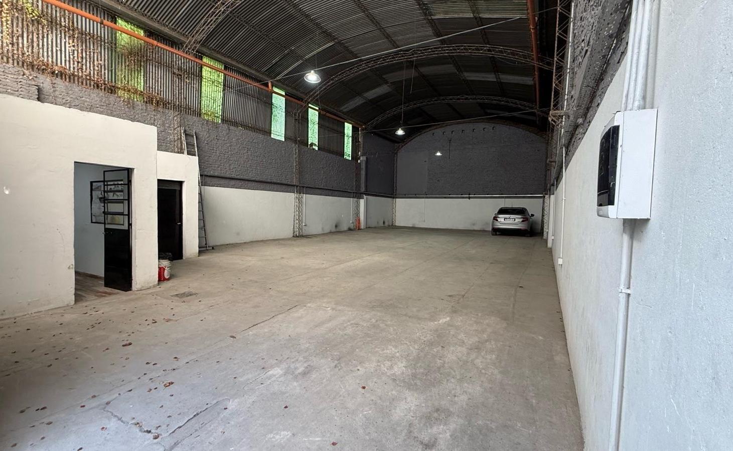 VENTA - Galpón en Abasto, con oficina y baño.