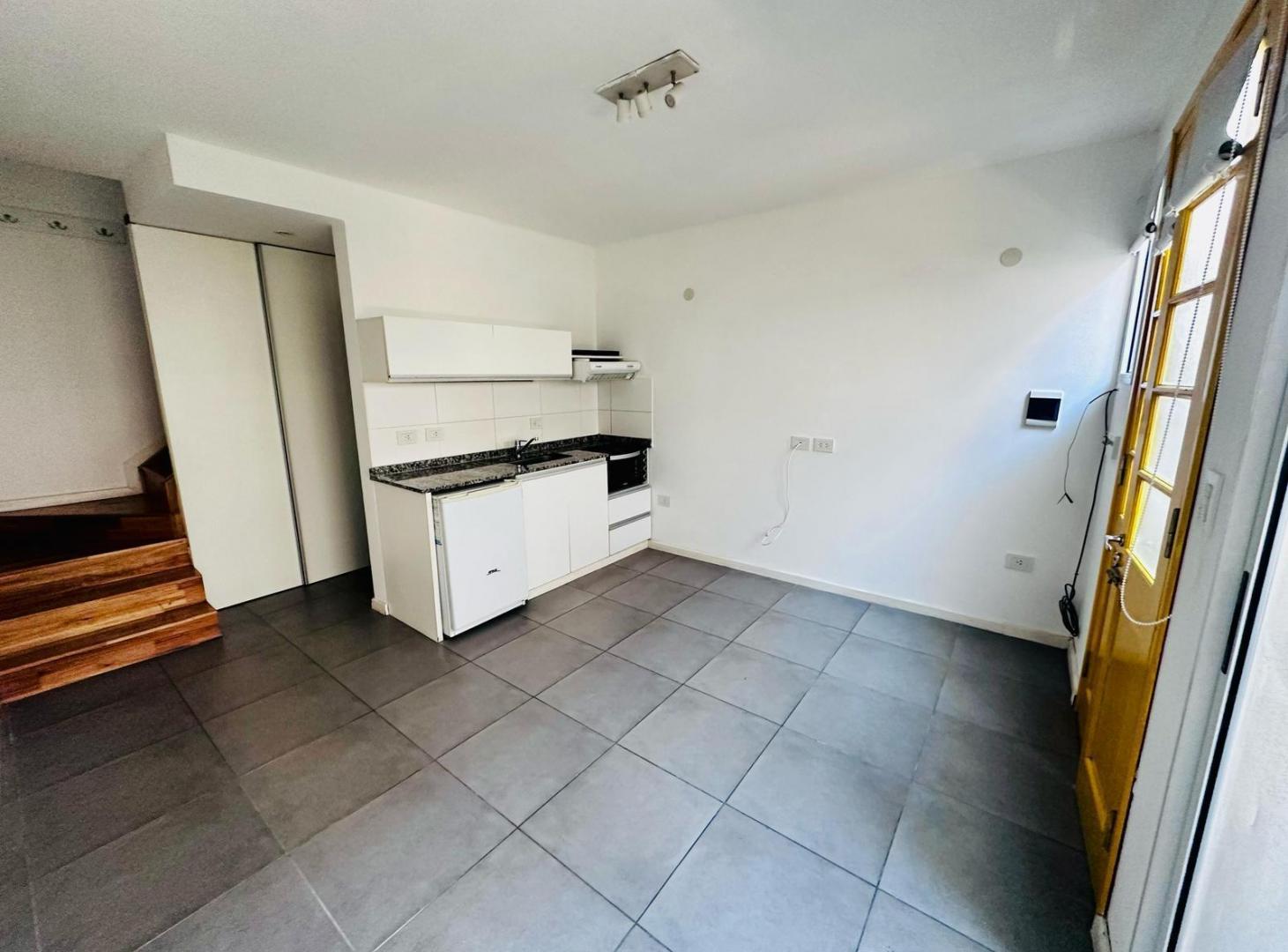 VENTA - Departamento de Pasillo, Un Dormitorio, Jardín y Parrilla - Pichincha, Rosario