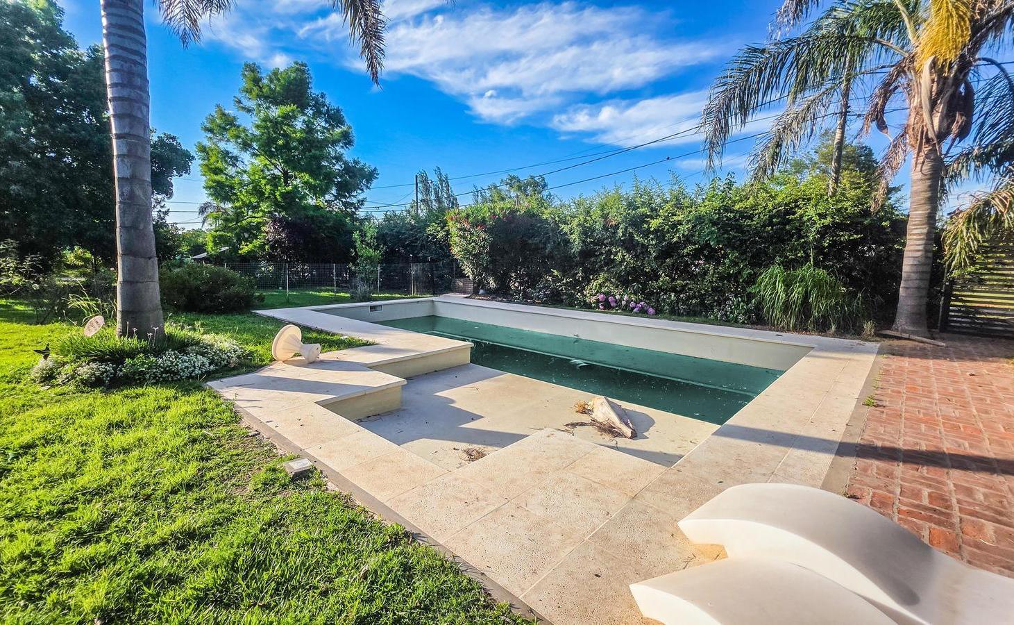 VENTA - Casa de 3 dormitorios y pileta en lote de 900m2, Roldán