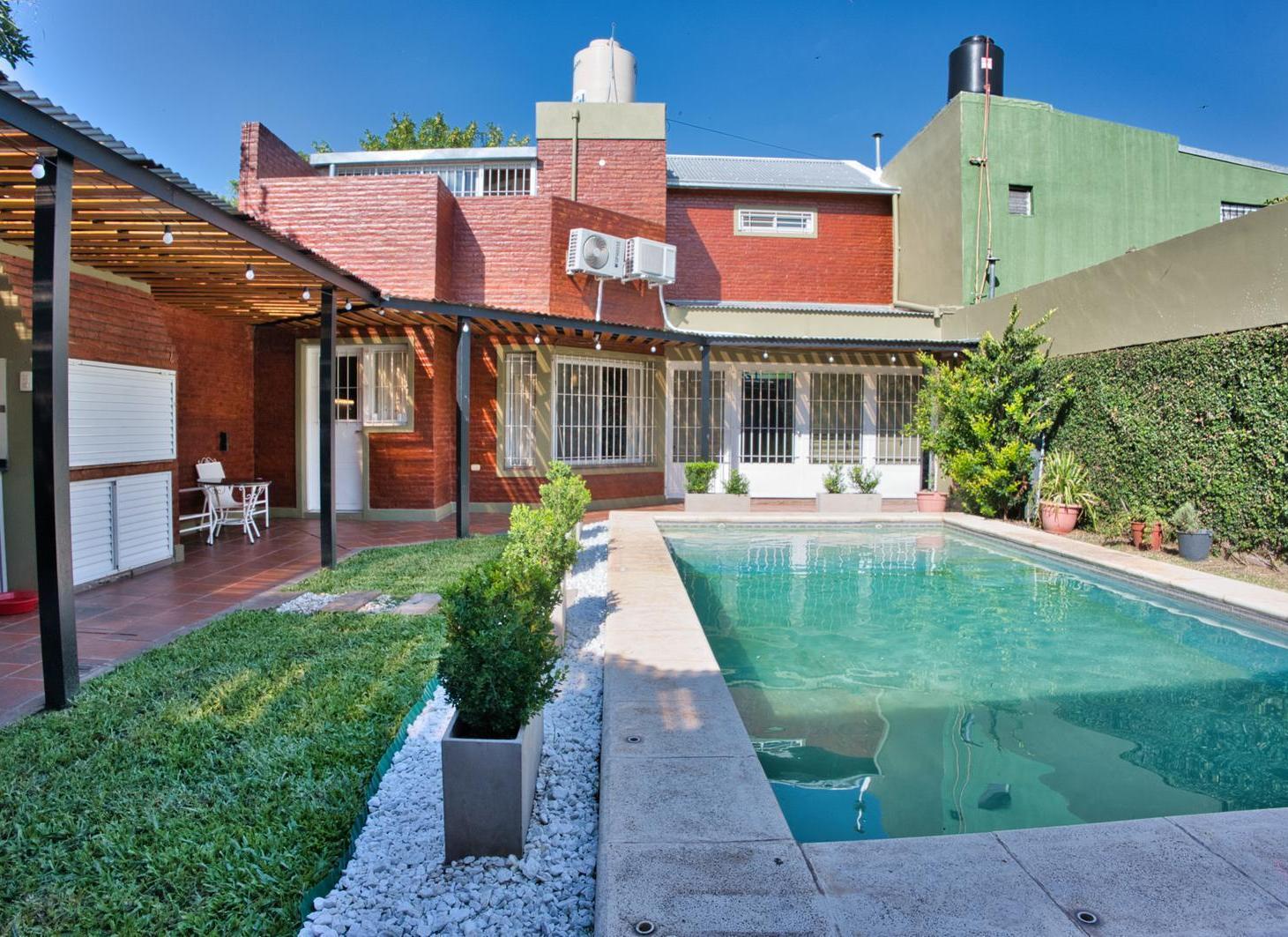 VENTA - Casa 4 Dormitorios, Piscina y Jardín - Fisherton, Rosario