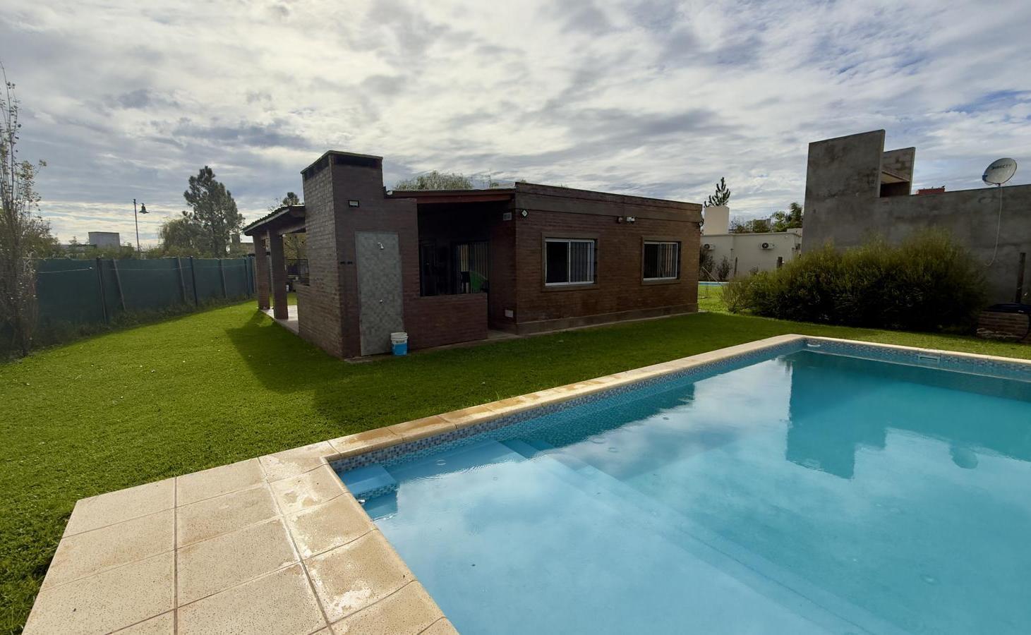 Foto de VENTA - Casa 2 Dormitorios y Pileta - Apto Crédito - Barrio Las Tardes, imagen 1