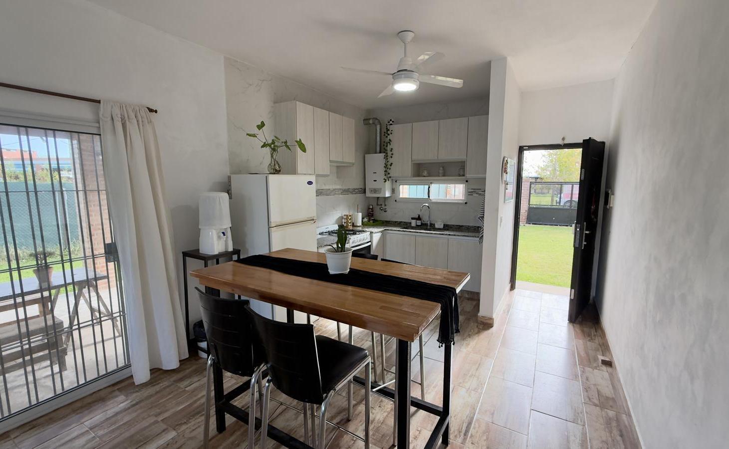 Foto de VENTA - Casa 2 Dormitorios y Pileta - Apto Crédito - Barrio Las Tardes, imagen 2