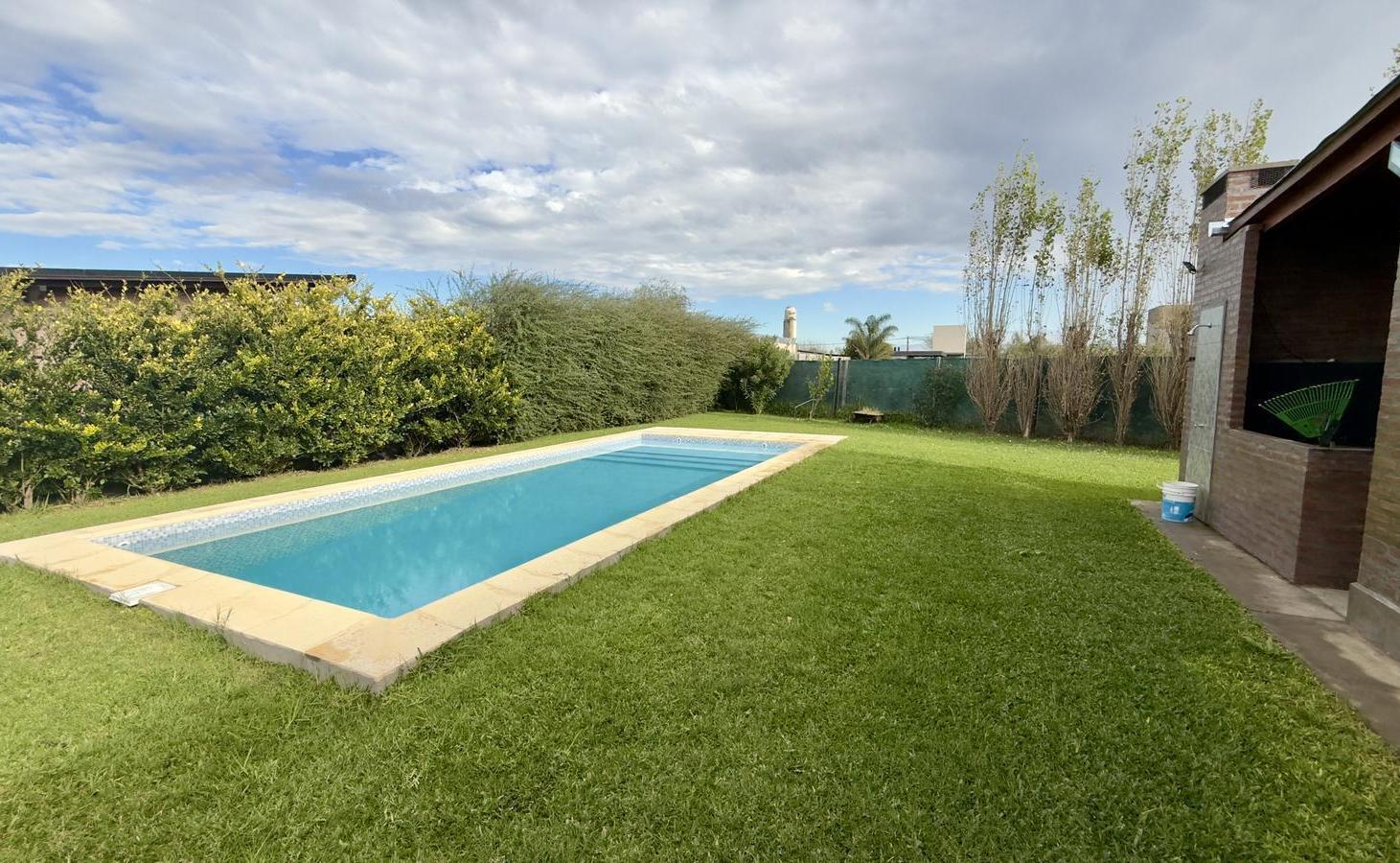 VENTA - Casa 2 Dormitorios y Pileta - Apto Crédito - Barrio Las Tardes, Roldán
