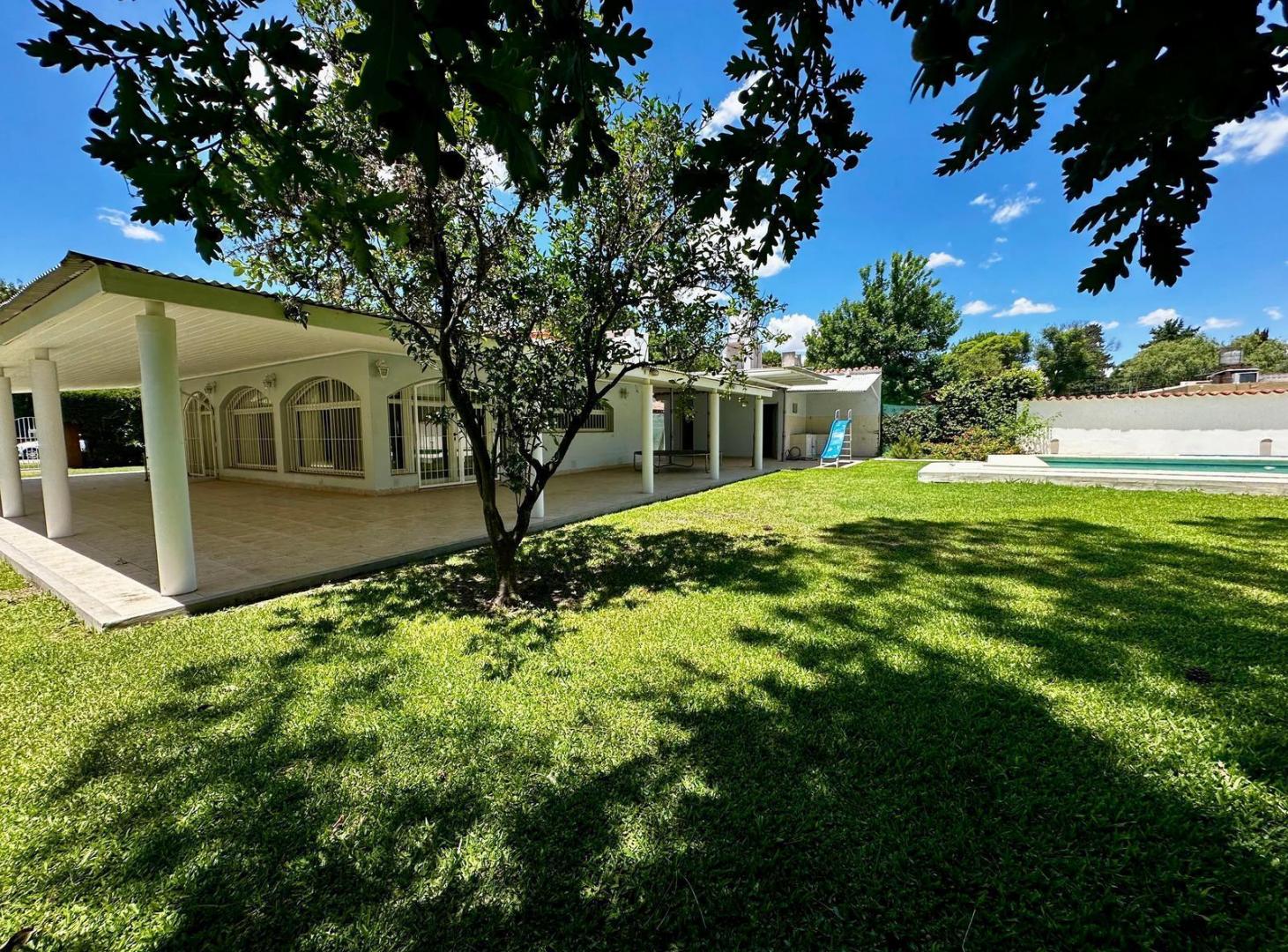 VENTA- Casa Quinta, 3 Dormitorios, 3 Baños, Piscina, a metros de Ruta 9 - Funes