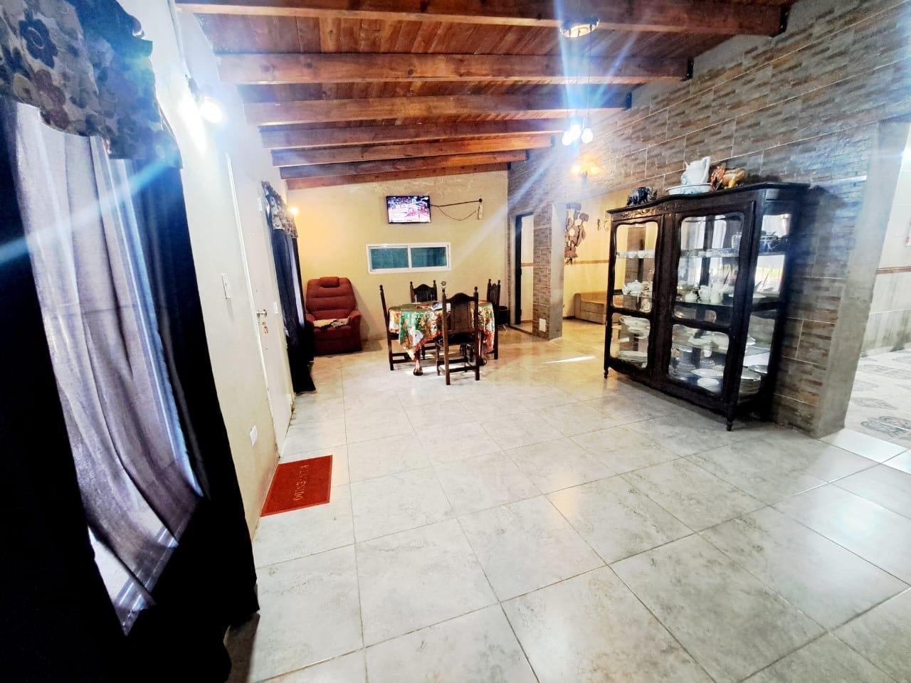 VENTA – CASA de 5 DORMITORIOS, con Patio y Departamento Independiente - FISHERTON, ROSARIO