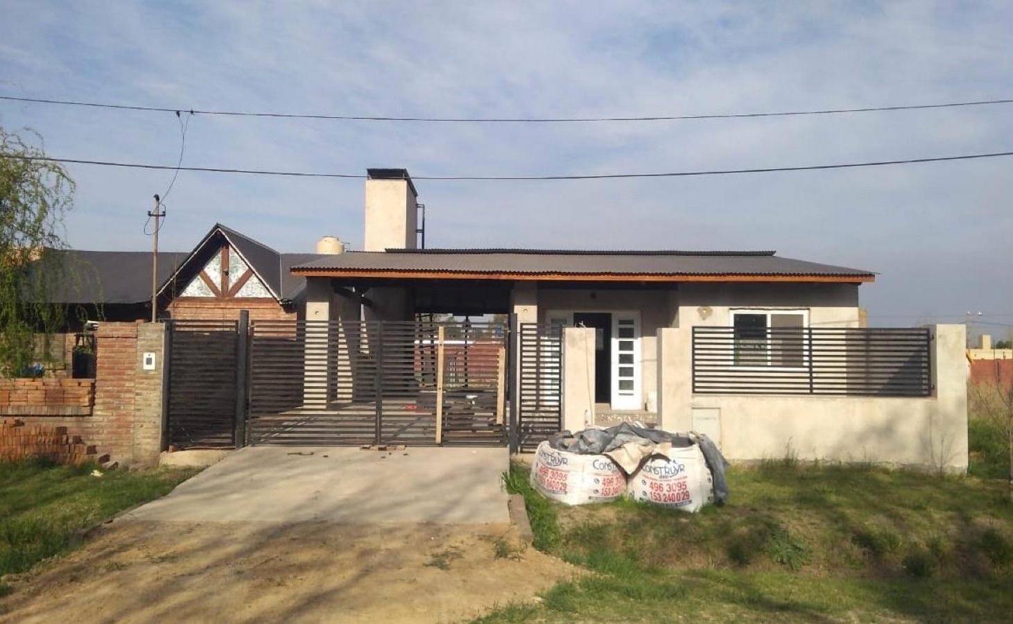 VENTA - Casa 2 Dormitorios, Cochera/ Galería con Parrillero - Roldán