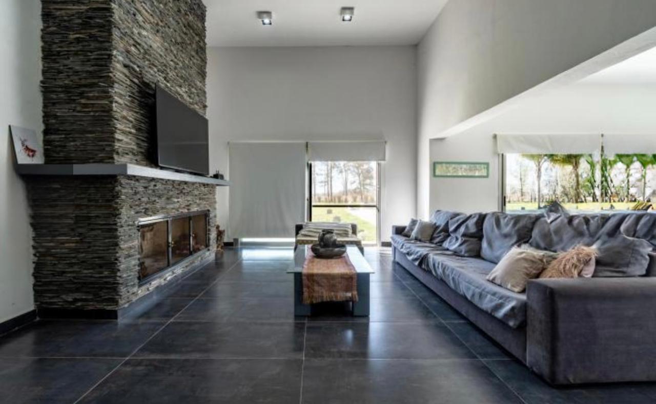 VENTA/PERMUTA Casa de lujo 4 dormitorios. Los Raigales, Roldan