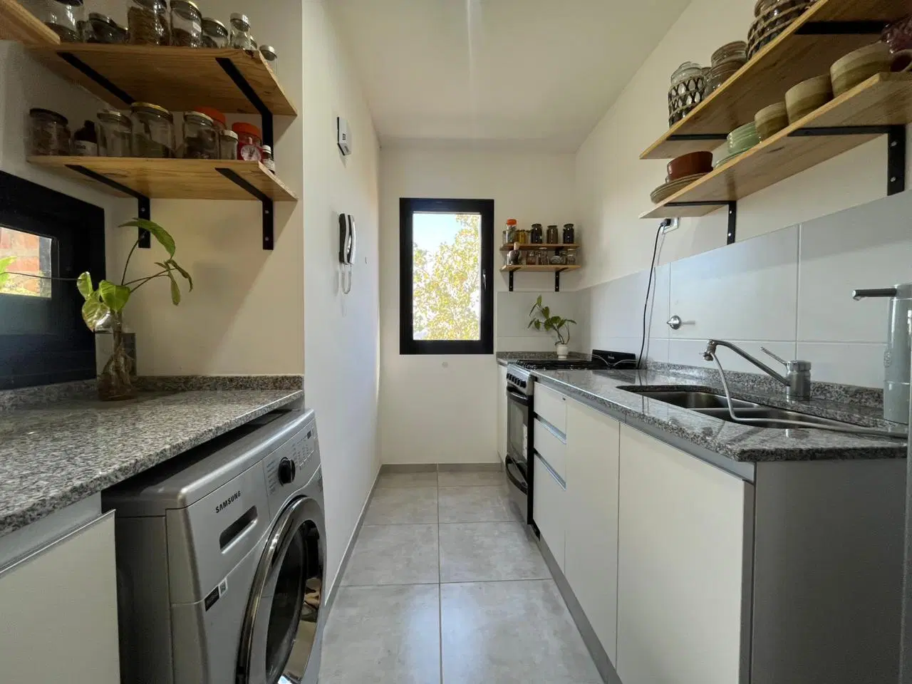 VENTA/PERMUTA - Departamento de 2 dormitorios con cochera. Balcon con parrillero. Fisherton, Rosario 1