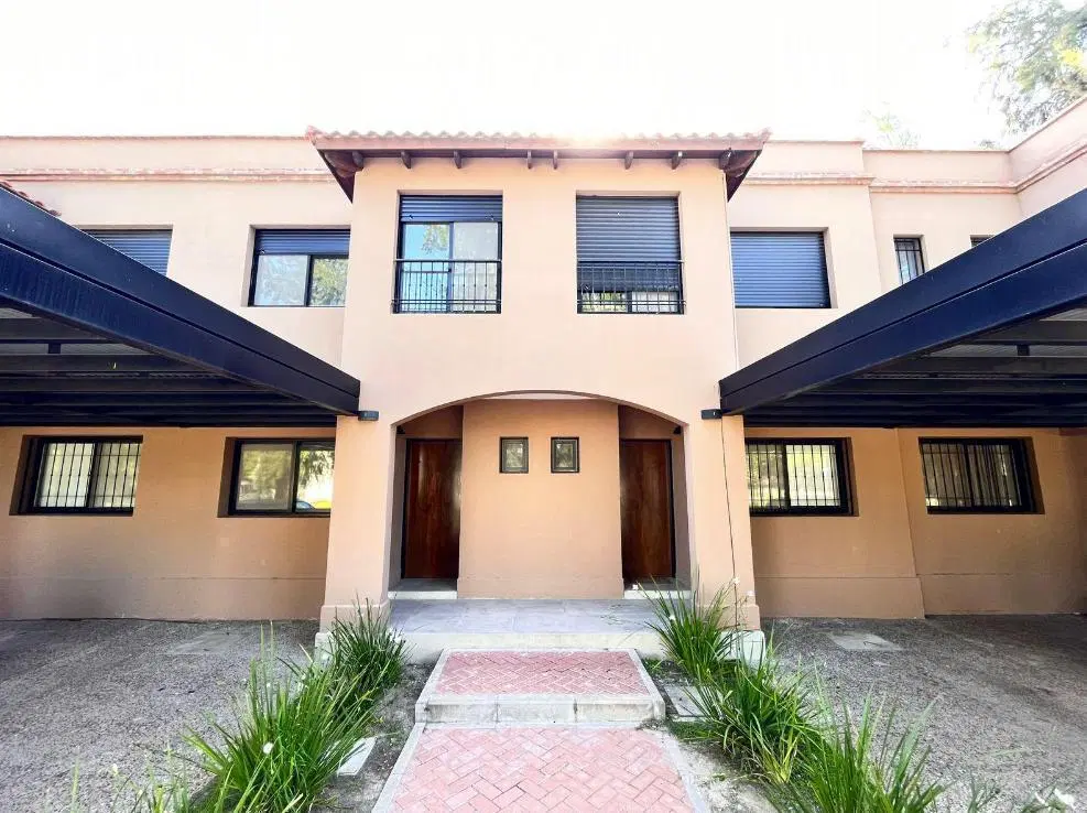 VENTA - Casa de 3 dormitorios en Aldea Fisherton, 5