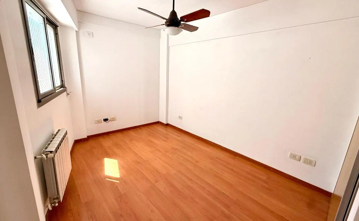 VENTA - Departamento Piso Exclusivo de 2 dormitorios con balcón corrido. Centro, Rosario. 2
