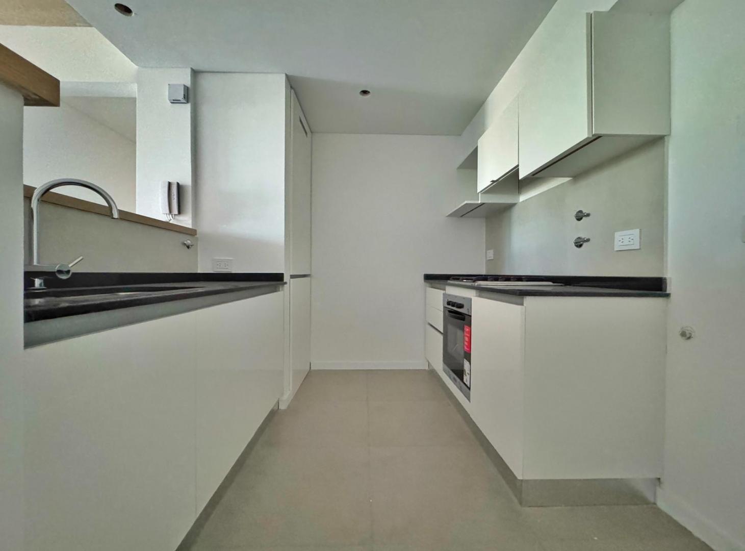 Foto de Venta-Departamento un dormitorio con balcón y cochera. Fisherton, imagen 2