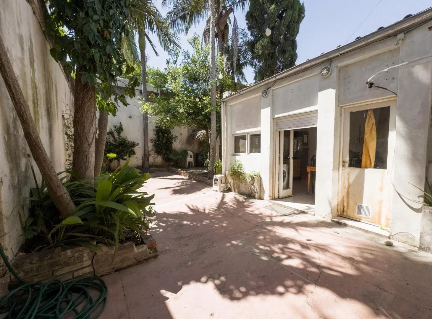 VENTA - Casa al frente de 4 dormitorios, cochera, patio seco y parrillero - Barrio Ludueña, Rosario. 3