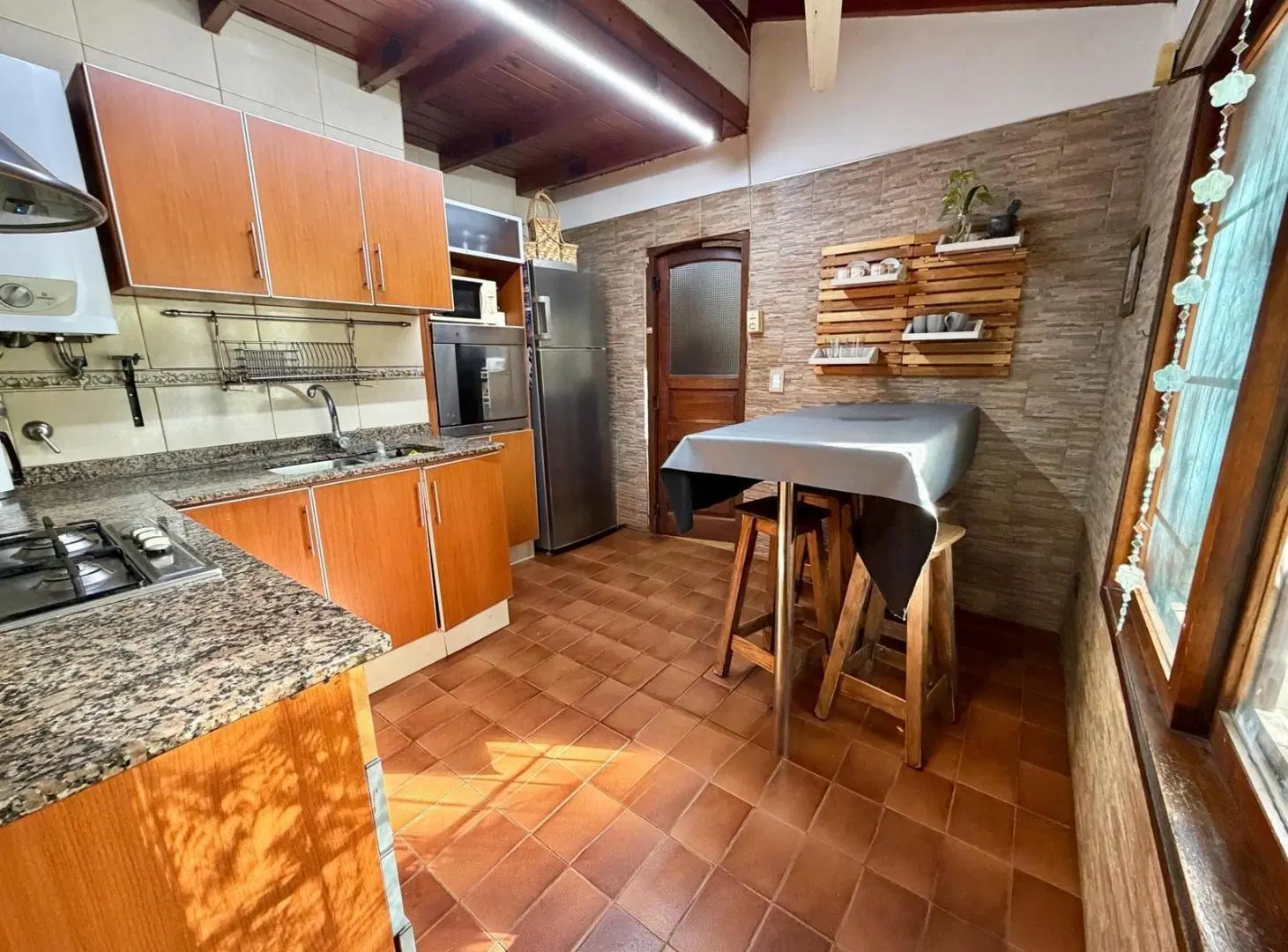 Venta/Permuta - Casa 4 dormitorios con cochera y pileta, Rosario 3