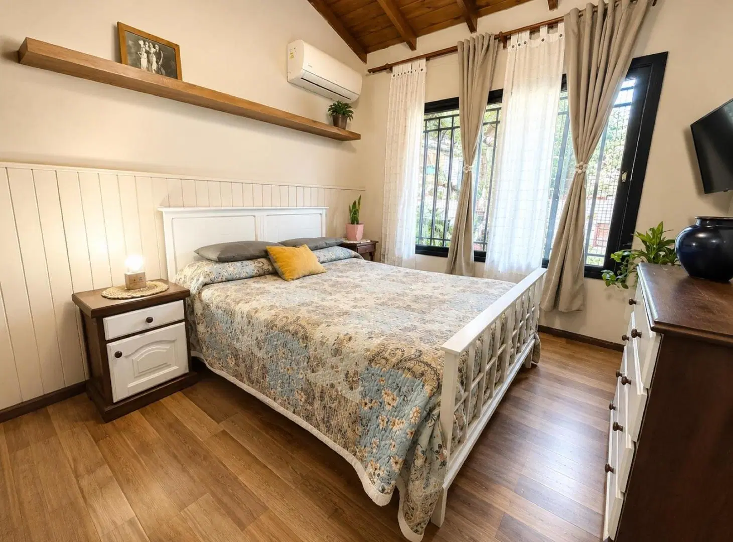 Venta/Permuta - Casa 4 dormitorios con cochera y pileta, Rosario 2