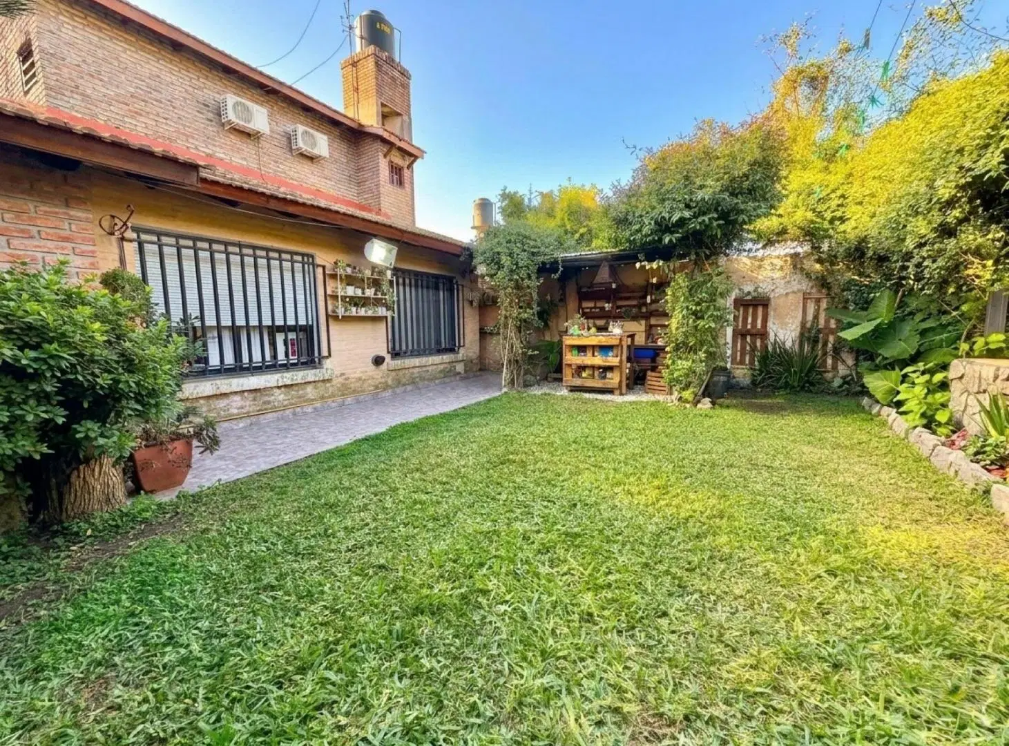 Venta/Permuta - Casa 4 dormitorios con cochera y pileta, Rosario 5