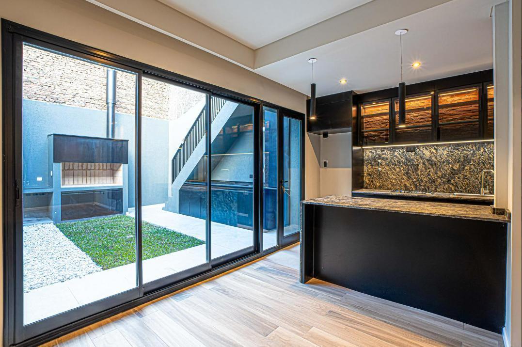 Foto de VENTA - CASA de pasillo de 2 dormitorios con patio, terraza y pileta, imagen 1