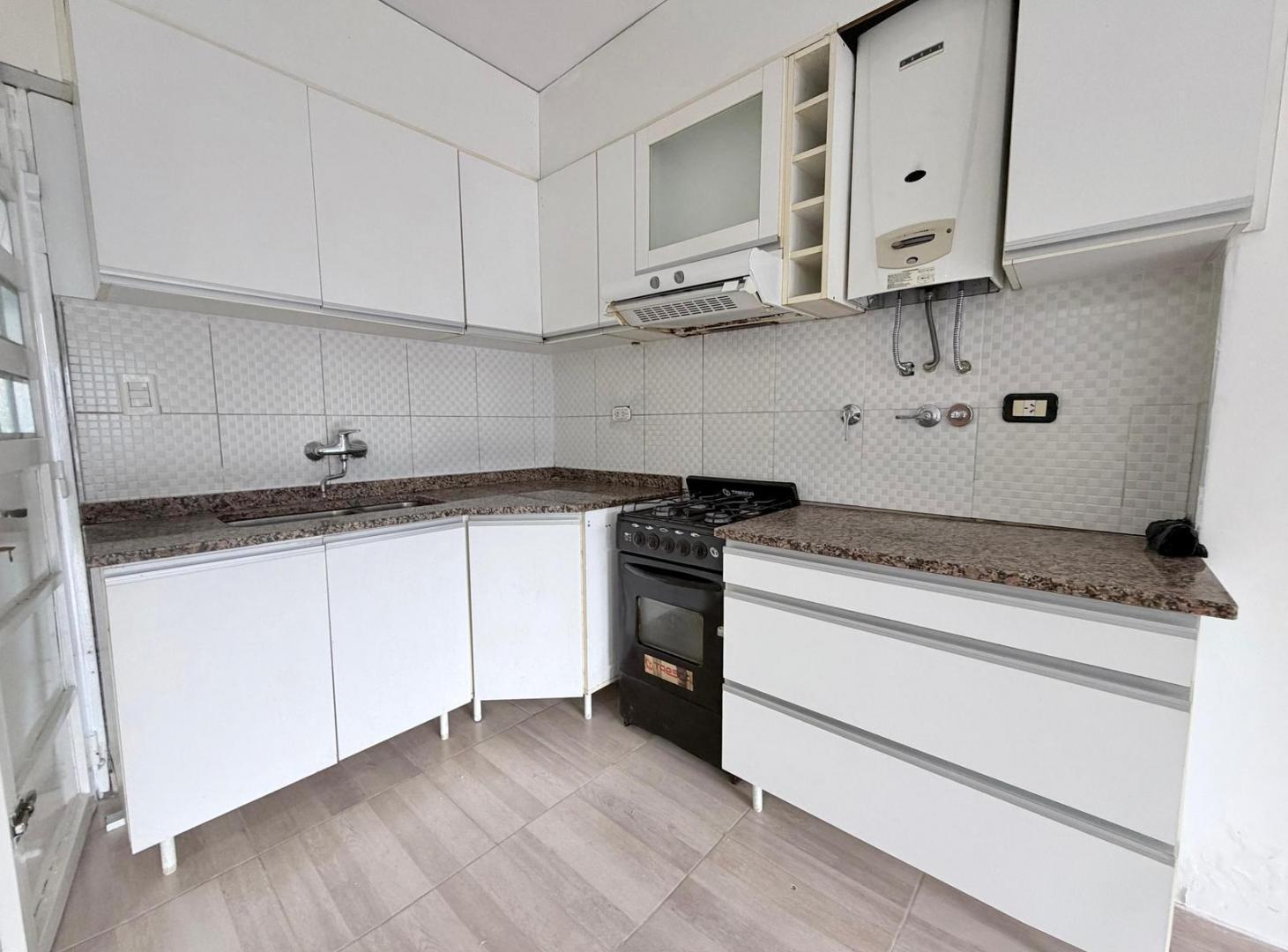 Foto de VENTA - Casa de 3 dormitorios con cochera y patio en zona norte, imagen 2