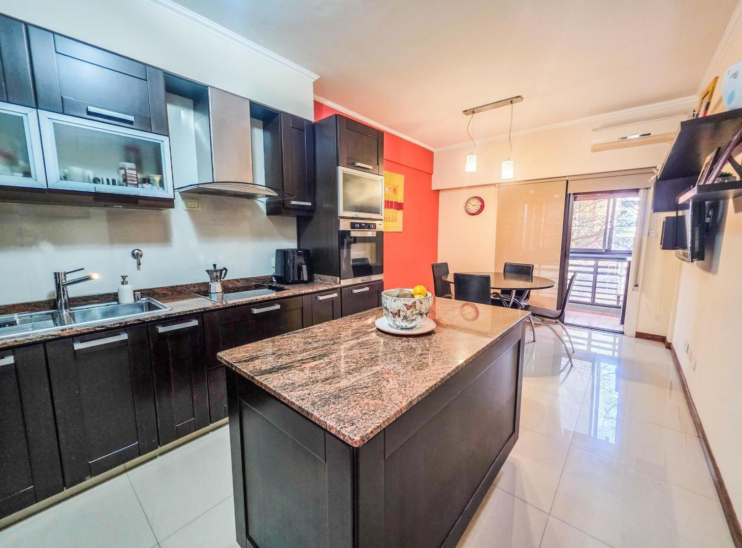 Foto de VENTA - Departamento de 3 dorm + patio + cochera, Martin - Rosario, imagen 2