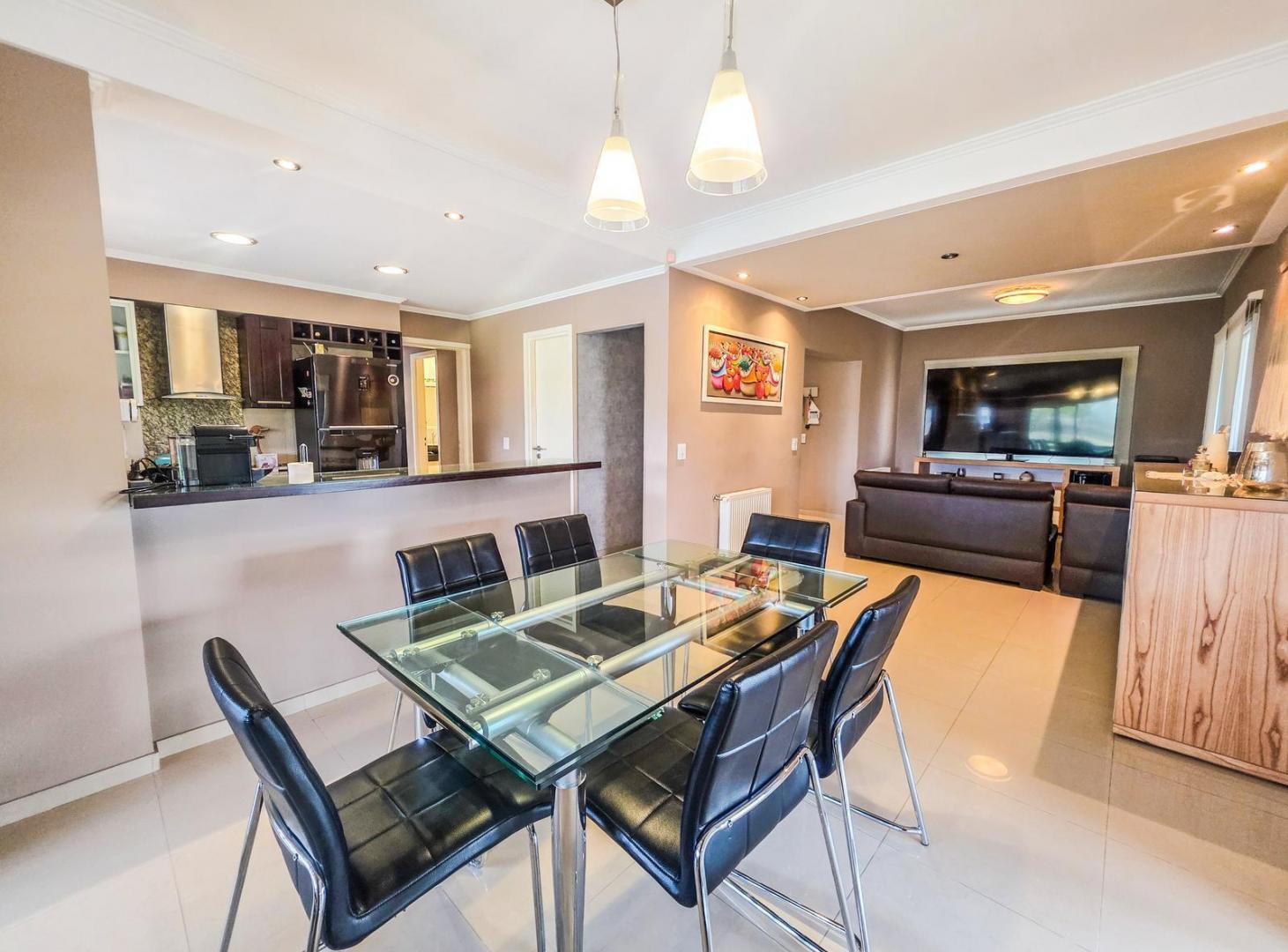 Foto de VENTA - Casa 4 dorm pileta quincho en lote de 1200m2, Puerto Roldan, imagen 1