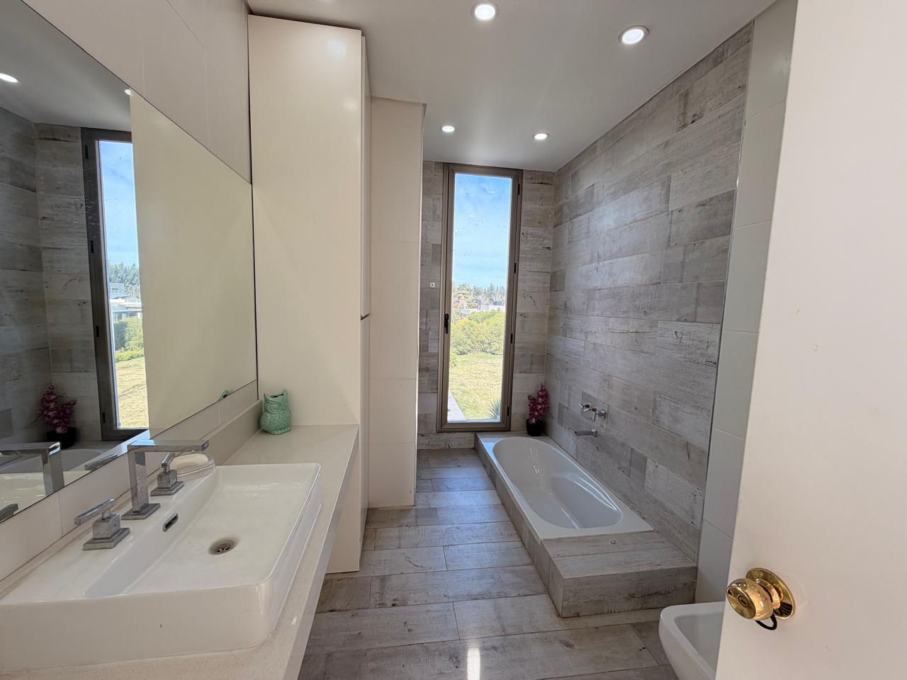 Foto de VENTA/ PERMUTA - Casa 3 Dormitorios con Quincho independiente y, imagen 4