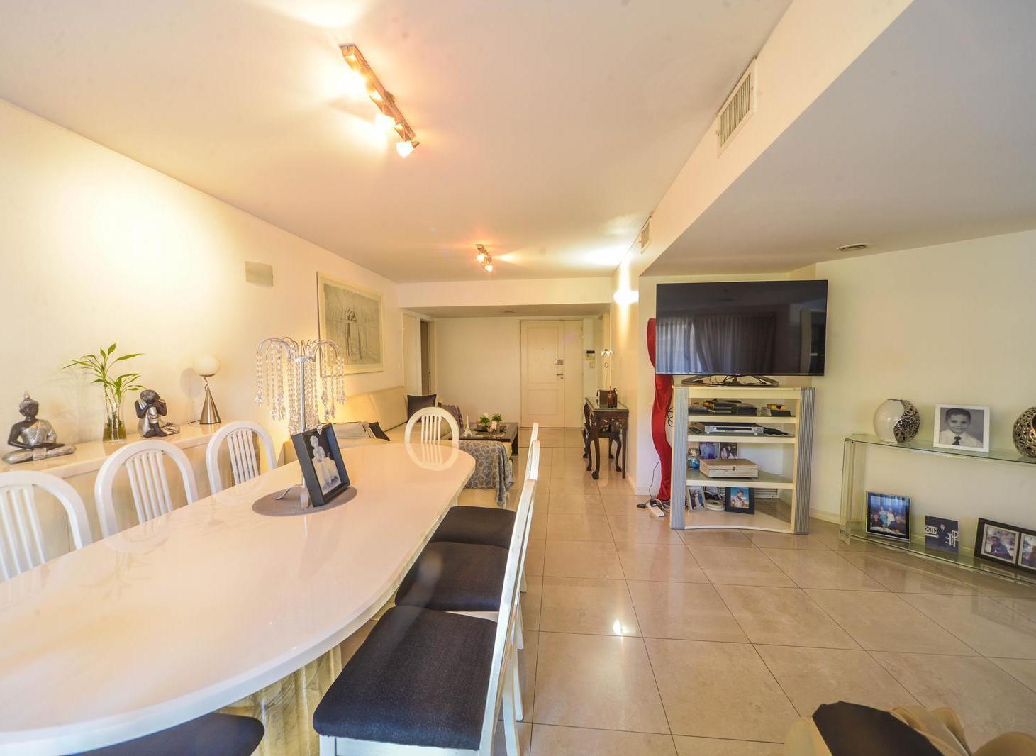 Foto de VENTA/PERMUTA - Departamento de 4 Dormitorios, Gran Patio Exclusivo y 2, imagen 2