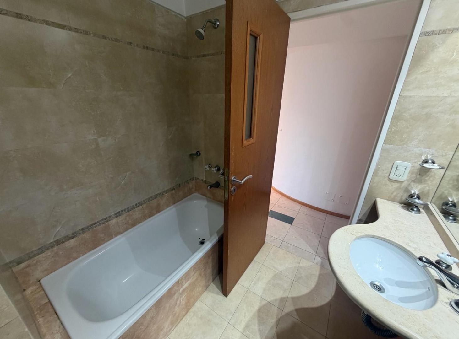 Foto de VENTA - Semipiso de 1 dormitorio con doble balcón y quincho - Centro, imagen 5