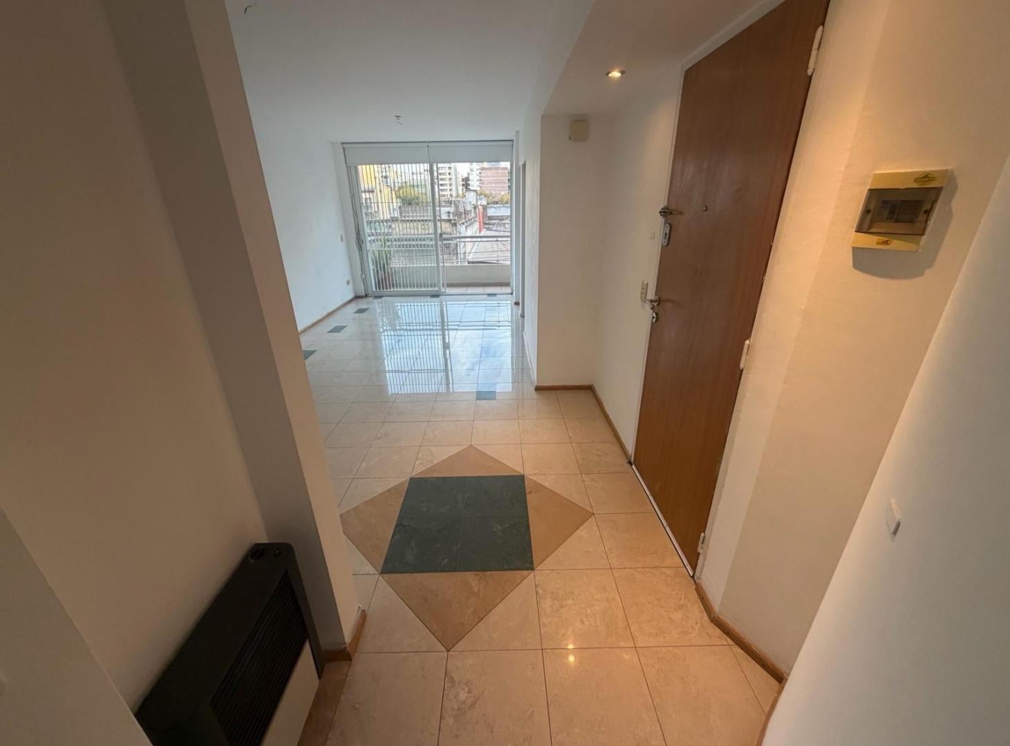 Foto de VENTA - Semipiso de 1 dormitorio con doble balcón y quincho - Centro, imagen 2