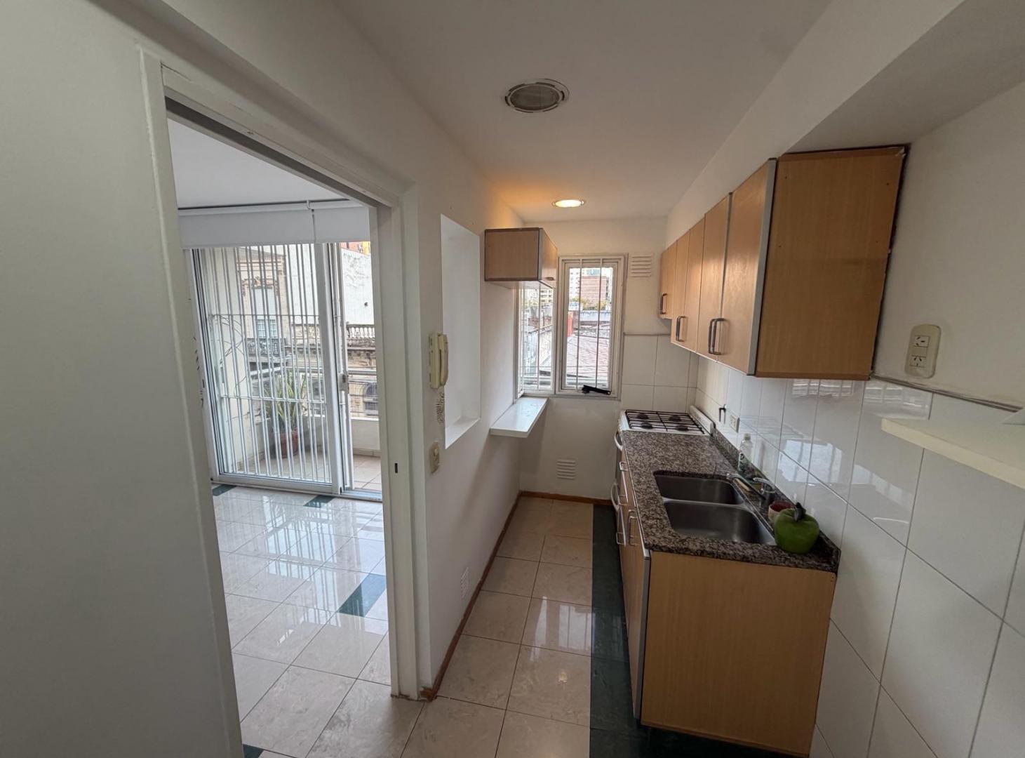 Foto de VENTA - Semipiso de 1 dormitorio con doble balcón y quincho - Centro, imagen 1