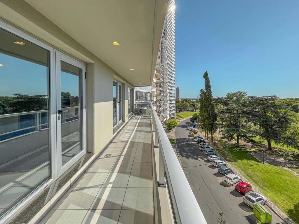 Foto de VENTA -Departamento 3 dormitorios con vista al rio. Patio y amenities, imagen 2